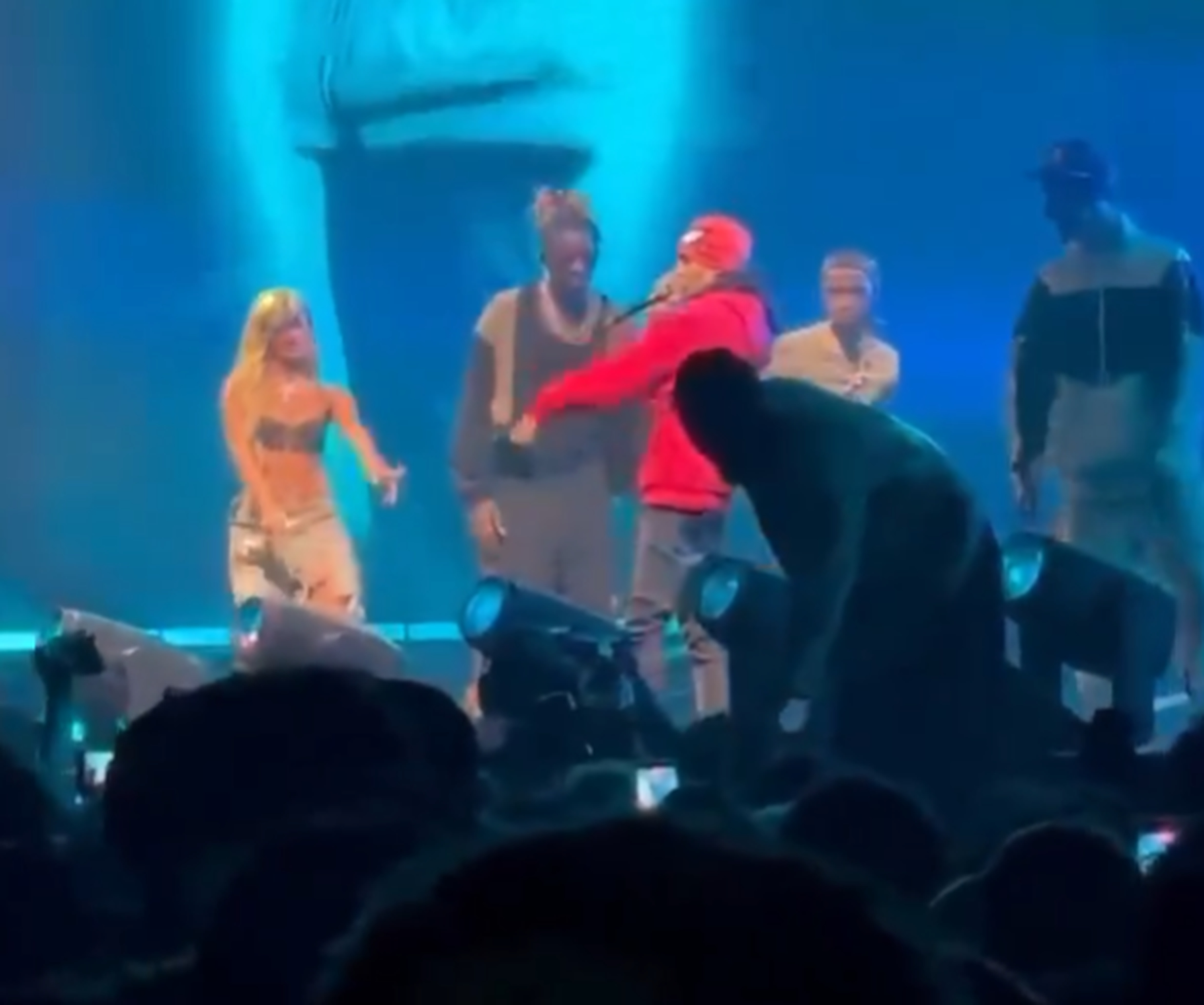 Oruam canta diante de Young Thug e outros artistas no palco durante apresentação em Amsterdã, Holanda, em 14 de outubro de 2026.